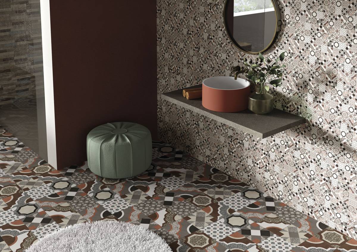 Mozaïek tegels op wand en vloer in een stijlvolle badkamer met roodbruine en groene tinten